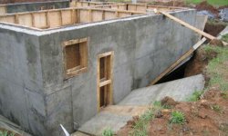 Строительство цокольного этажа: рытье котлована, устройство фундамента, возведение стен и укладка перекрытия