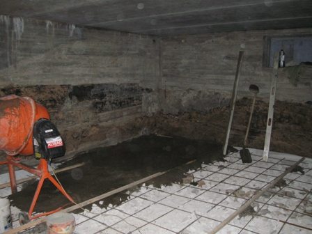 Заливка бетона в подвалах домов