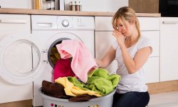 Почему чистое белье из стиральной машины может неприятно пахнуть