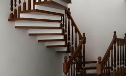 Деревянная лестница – современное решение