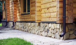 Цоколь деревянного дома: особенности, материалы, облицовка