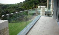 Стеклянные ограждения для балкона: характеристики и свойства