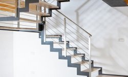 Плюсы и минусы металлических лестниц
