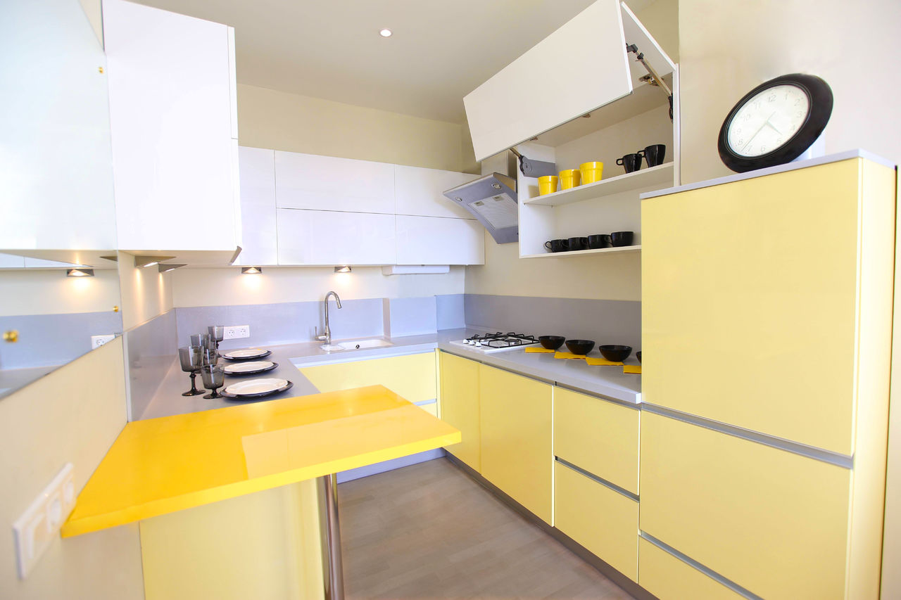 Бело желтая кухня. Желтые кухни. Кухня в желтом цвете. Кухонный гарнитур желтого цвета. Лимонная кухня.