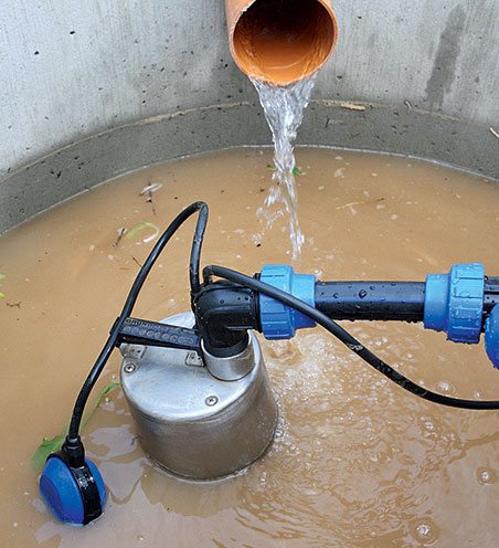 Коллекторный колодец снабжаем насосом для откачки лишней воды.