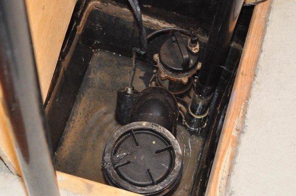 На фото – водяная скважина в подвале дома