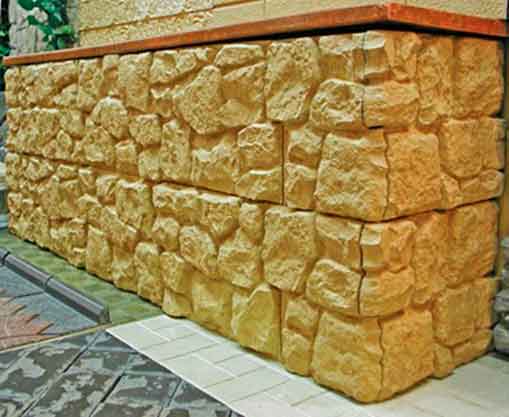 Отделка нижней части стены декоративными панелями обеспечивает вполне эффективную защиту