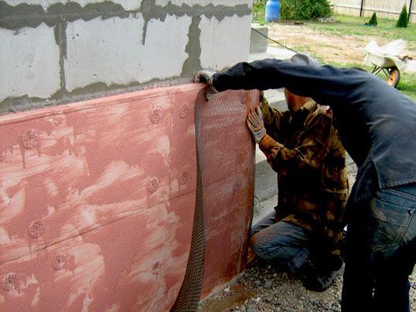 После выравнивания стены необходимо прикрепить армирующую сетку.