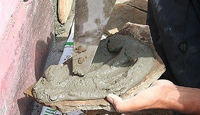 Укладка песчаника на цоколь на бетонный раствор