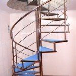 Винтовая металлическая лестница в подвал