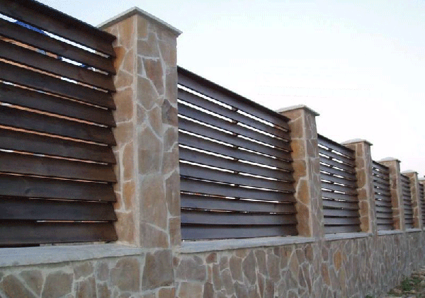 Забор облицован песчаником.