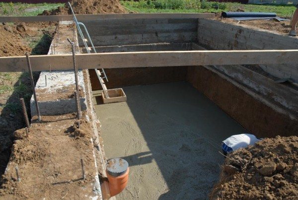 Заливка монолитной бетонной плиты